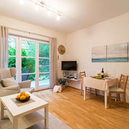 Strandleben 02 - Dora Koch-stetter Apartment