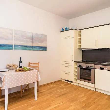 Strandleben 02 - Dora Koch-stetter Apartment